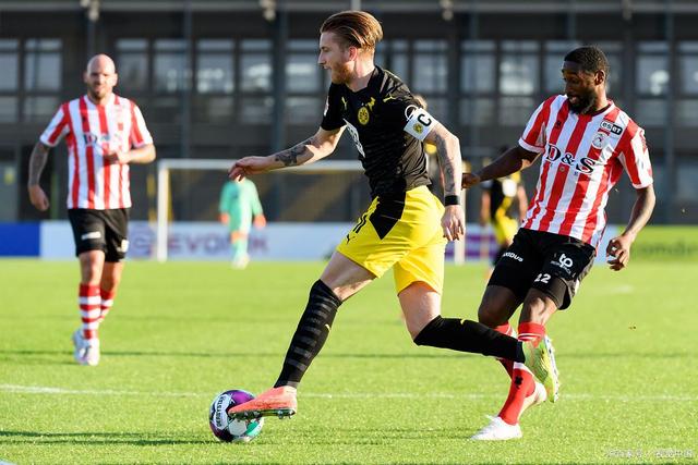 把对手逼向 把对手逼向